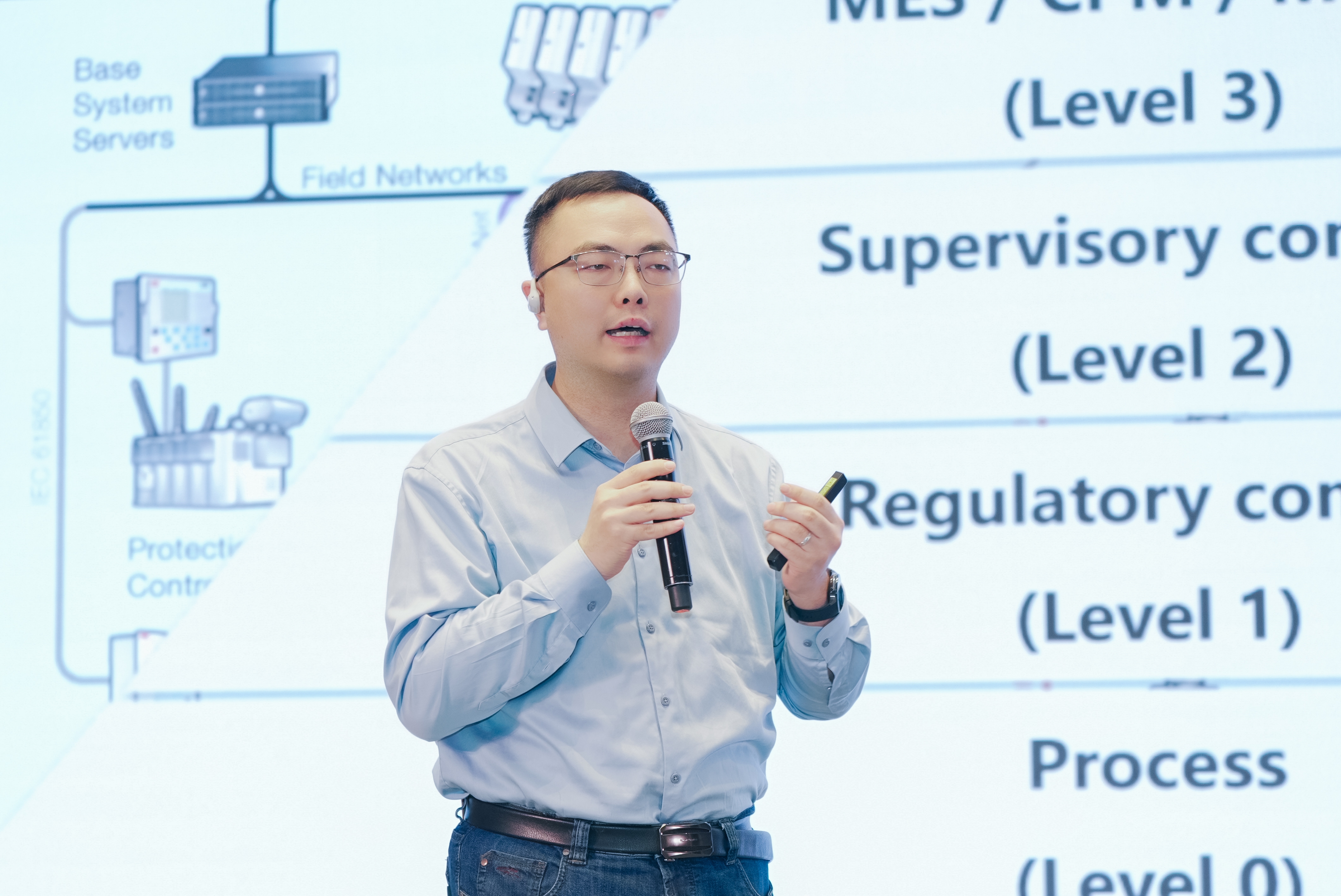 李栋演讲.jpg 李栋演讲.jpg